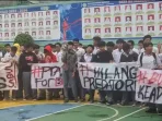 PELECEHAN-SEKSUAL-Puluhan-siswa-SMA-Budhi-Warman-2-melakukan-aksi-unjuk-rasa Pelajar di Jaktim